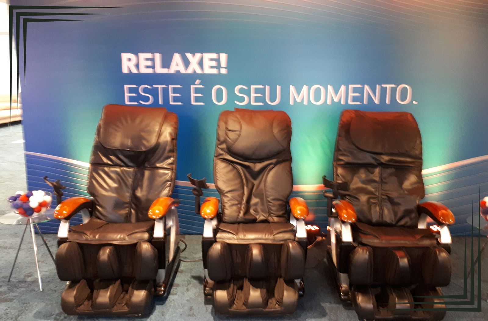 Estrutura com três poltronas